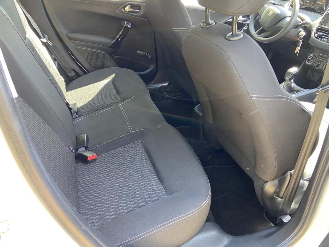 Peugeot 208 foto 4