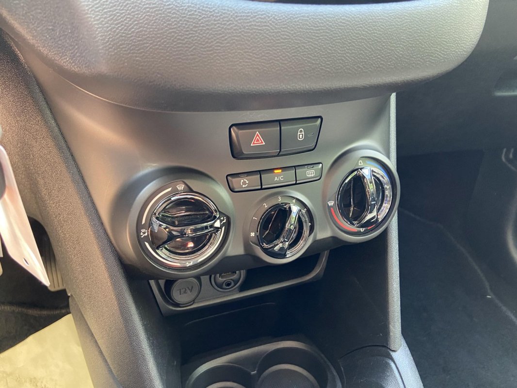 Peugeot 208 foto 15