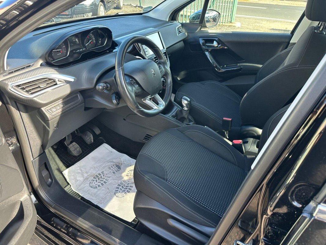 Peugeot 208 foto 2