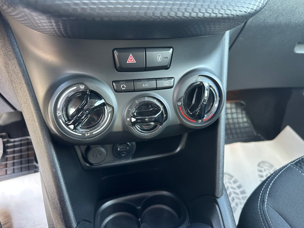 Peugeot 208 foto 15