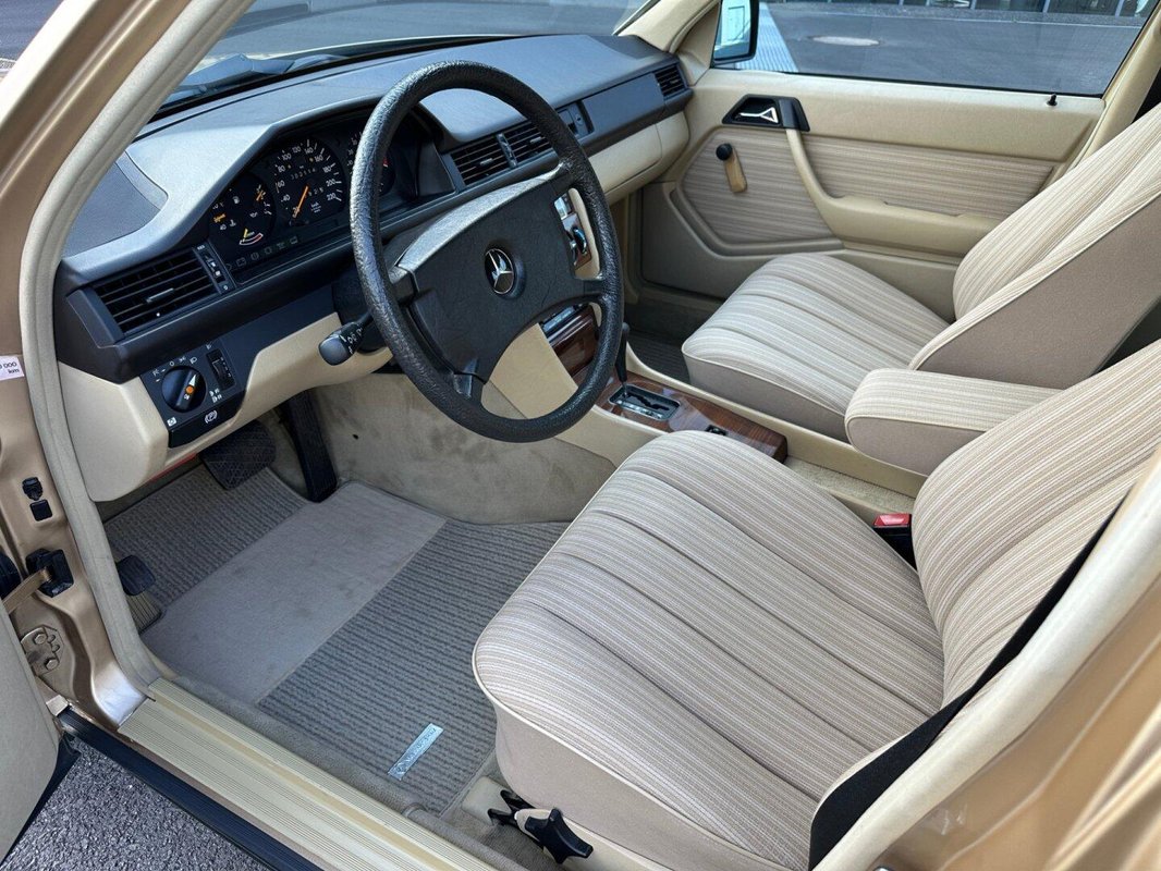 Mercedes-Benz 124 foto 9