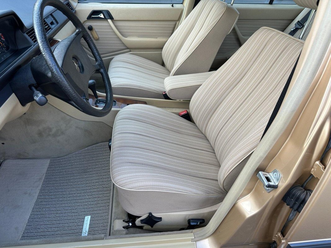 Mercedes-Benz 124 foto 10