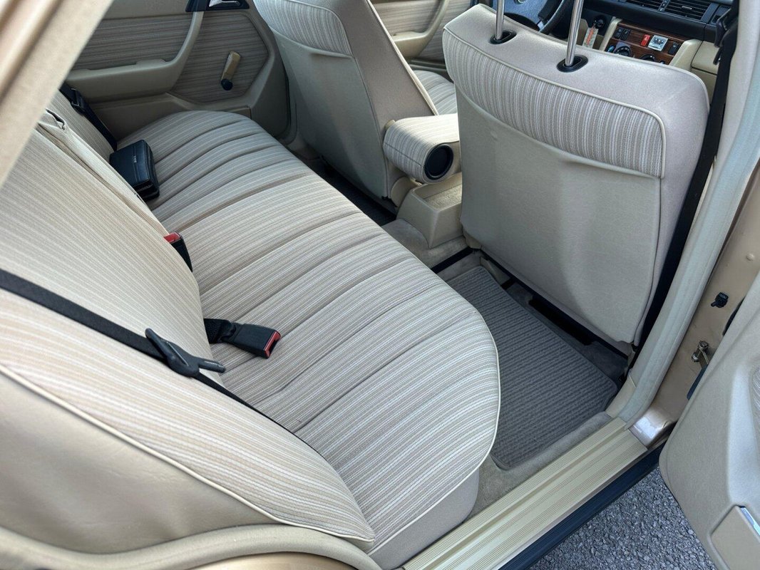 Mercedes-Benz 124 foto 17