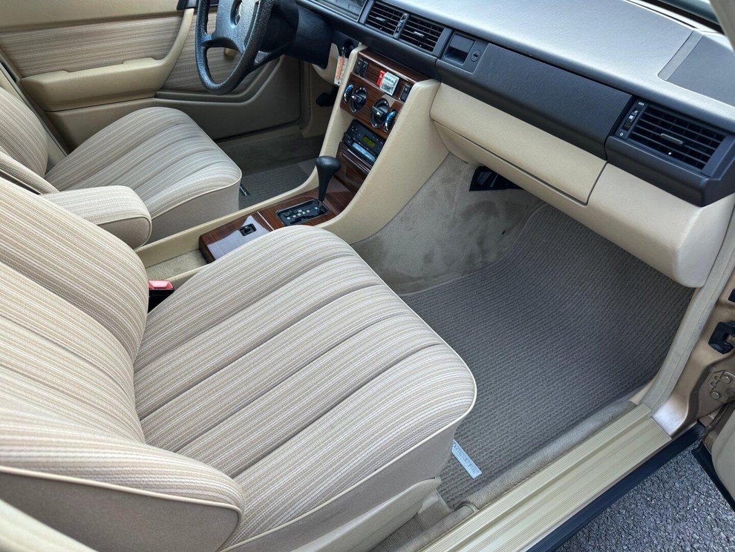Mercedes-Benz 124 foto 18