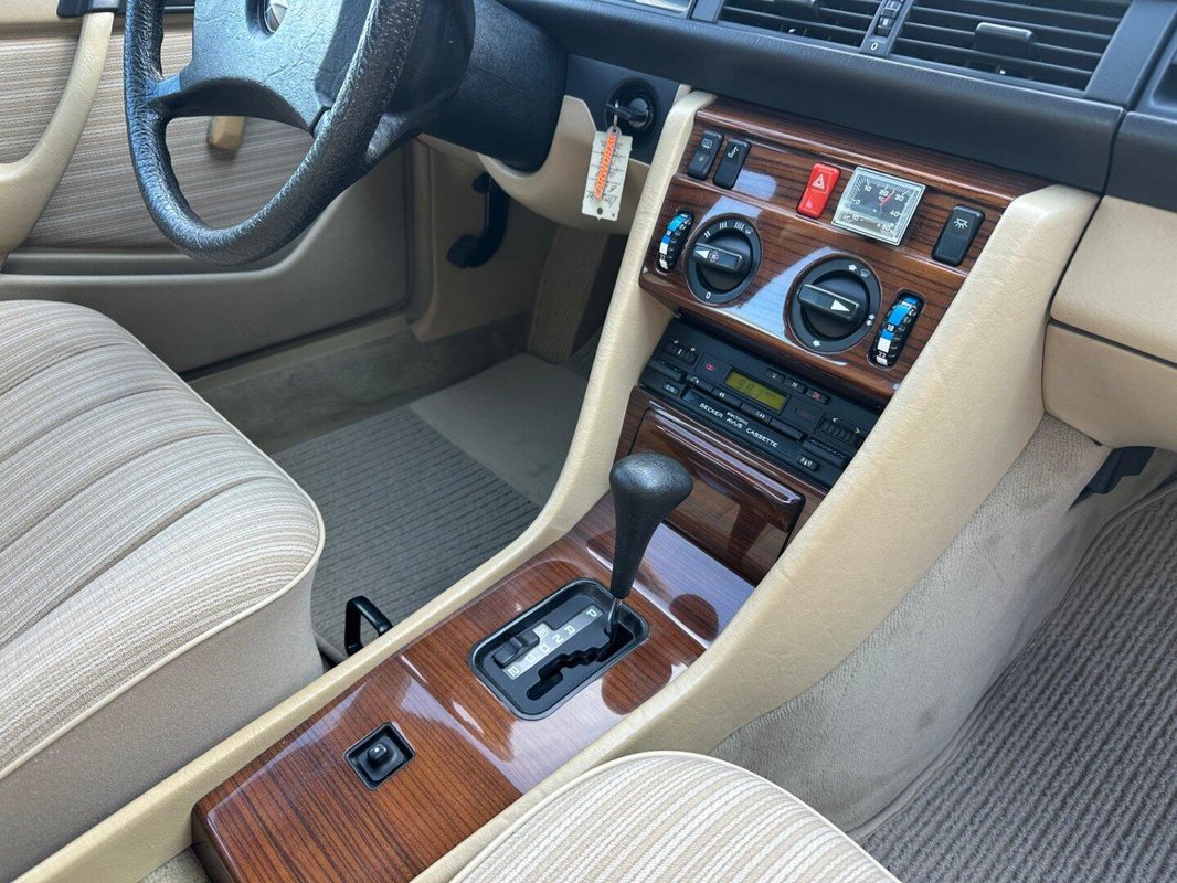 Mercedes-Benz 124 foto 22