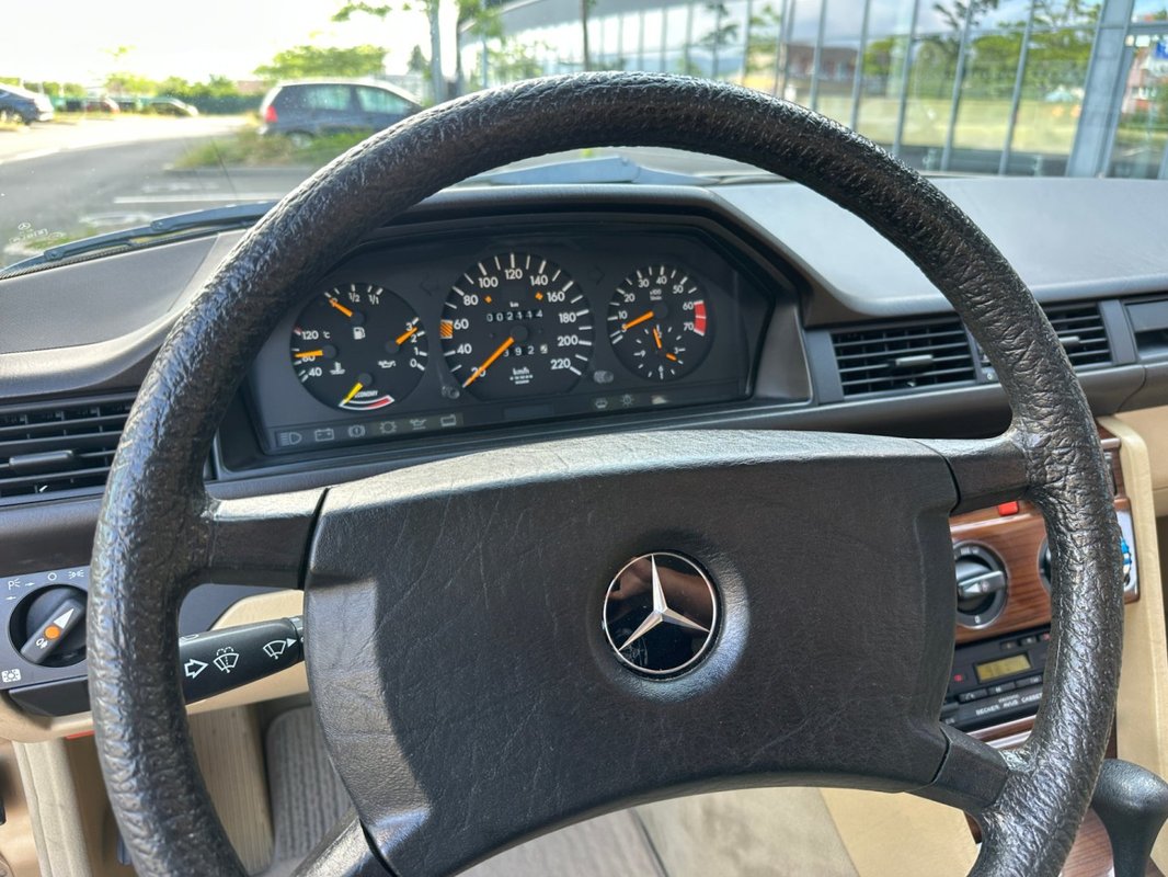 Mercedes-Benz 124 foto 25