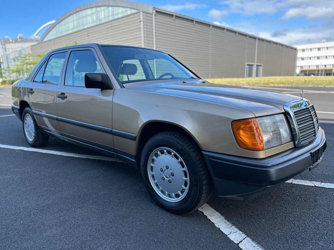 Mercedes-Benz 124 foto 23