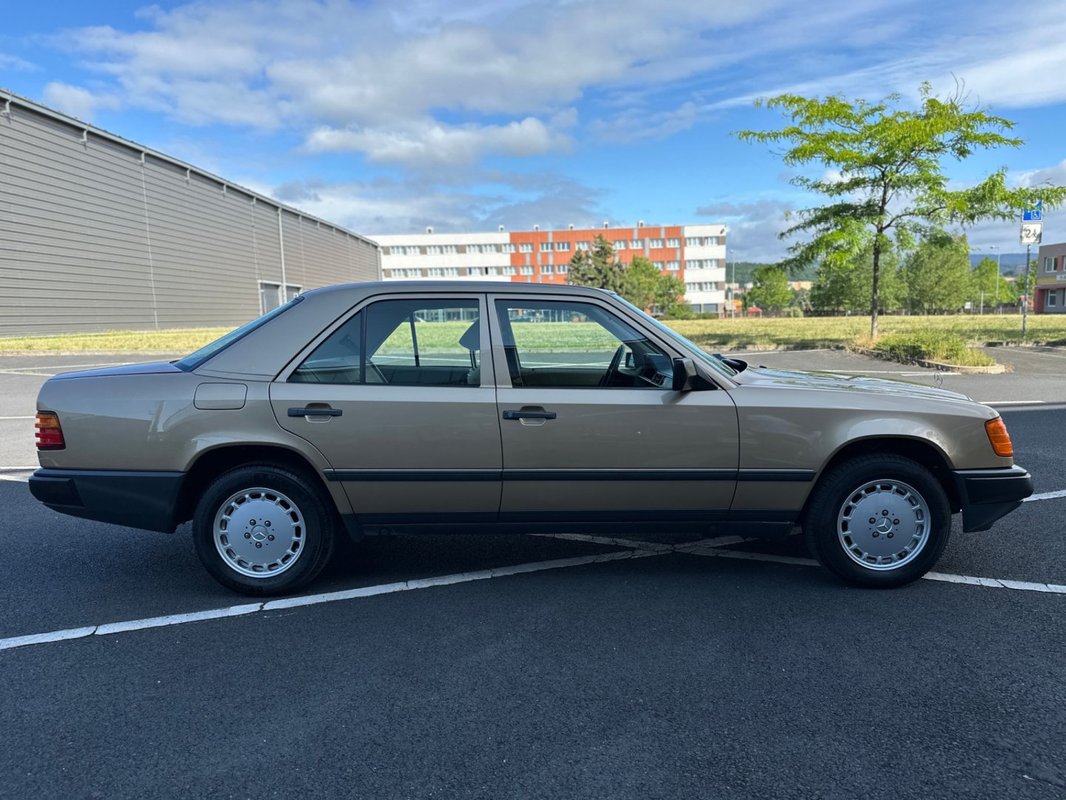 Mercedes-Benz 124 foto 34