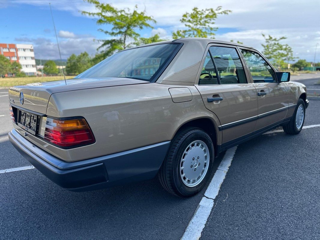 Mercedes-Benz 124 foto 45