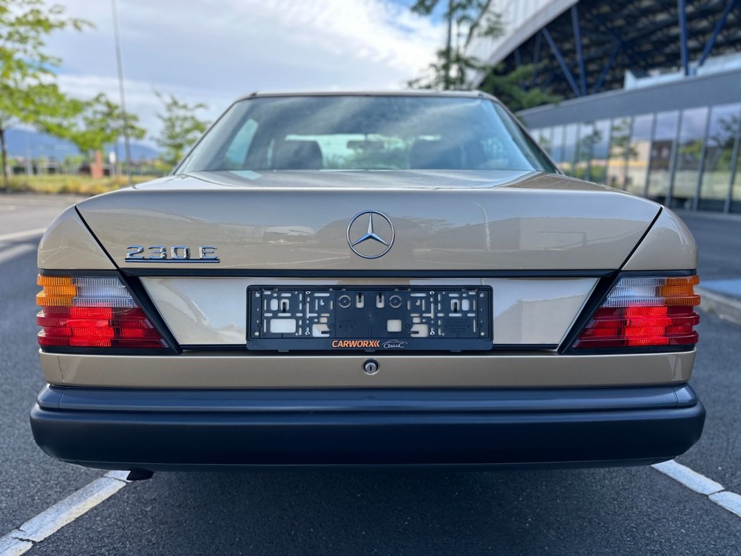 Mercedes-Benz 124 foto 47
