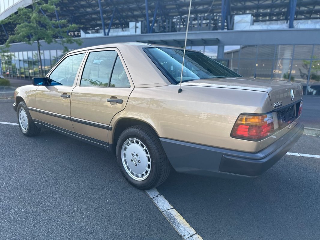 Mercedes-Benz 124 foto 48
