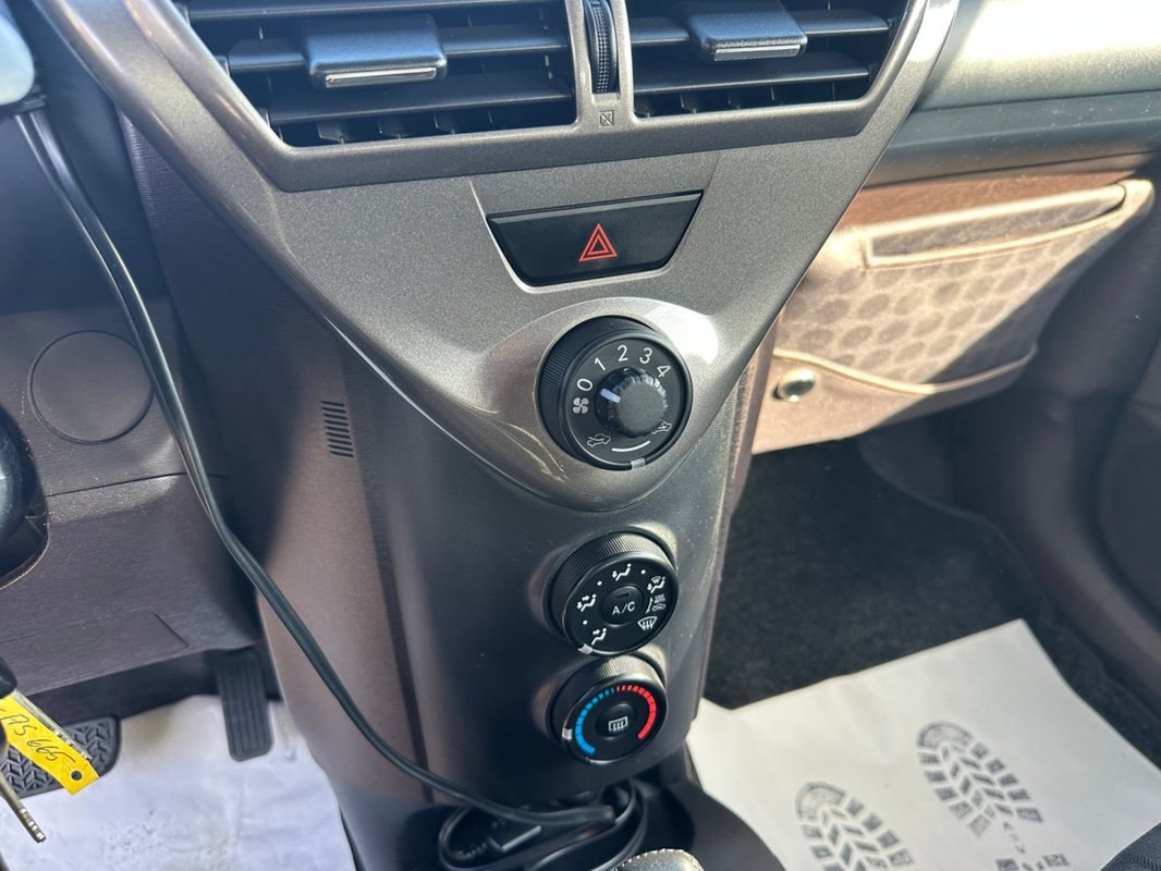 Toyota iQ foto 8