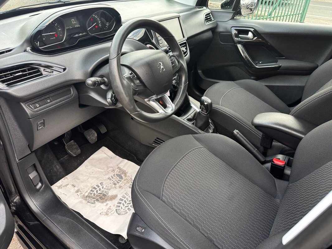 Peugeot 208 foto 2