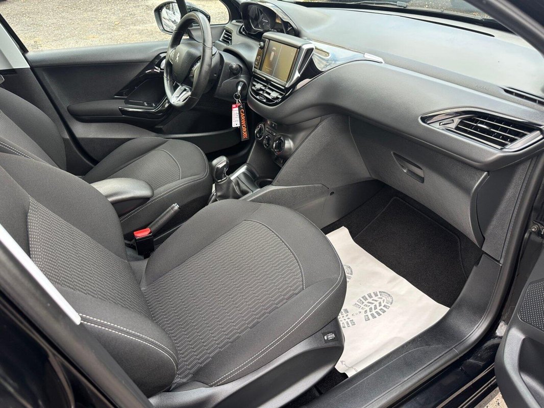 Peugeot 208 foto 6