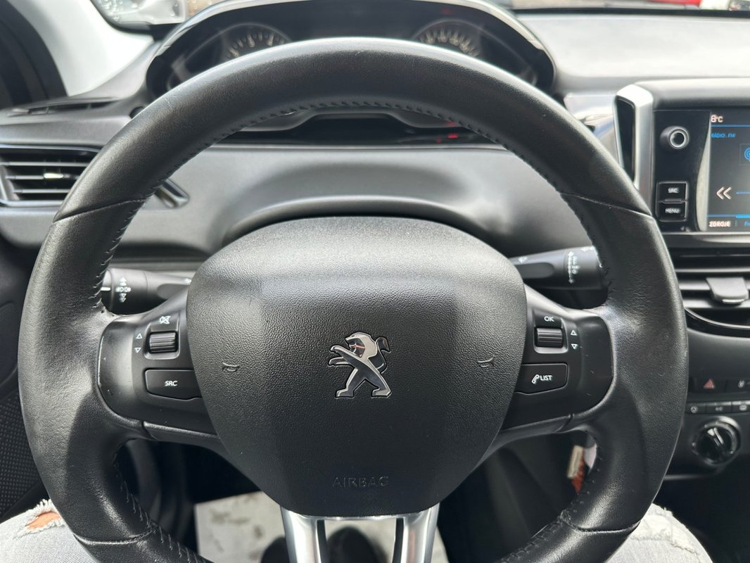 Peugeot 208 foto 9