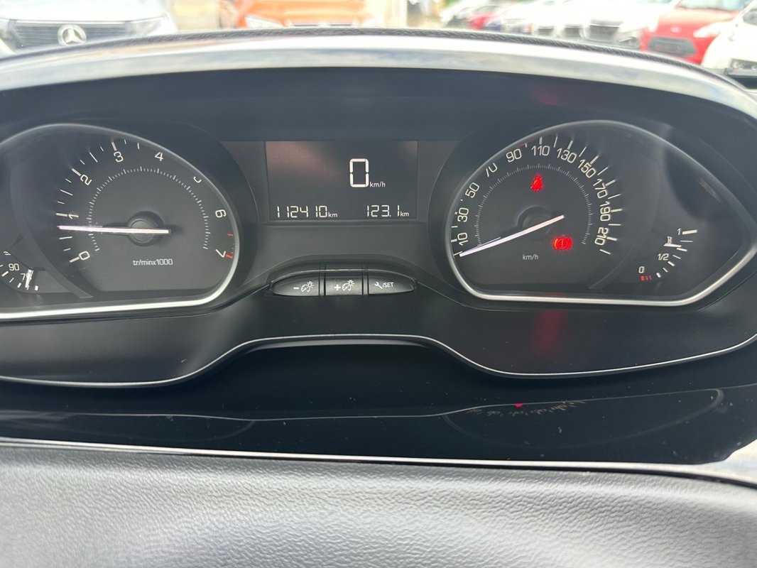 Peugeot 208 foto 10